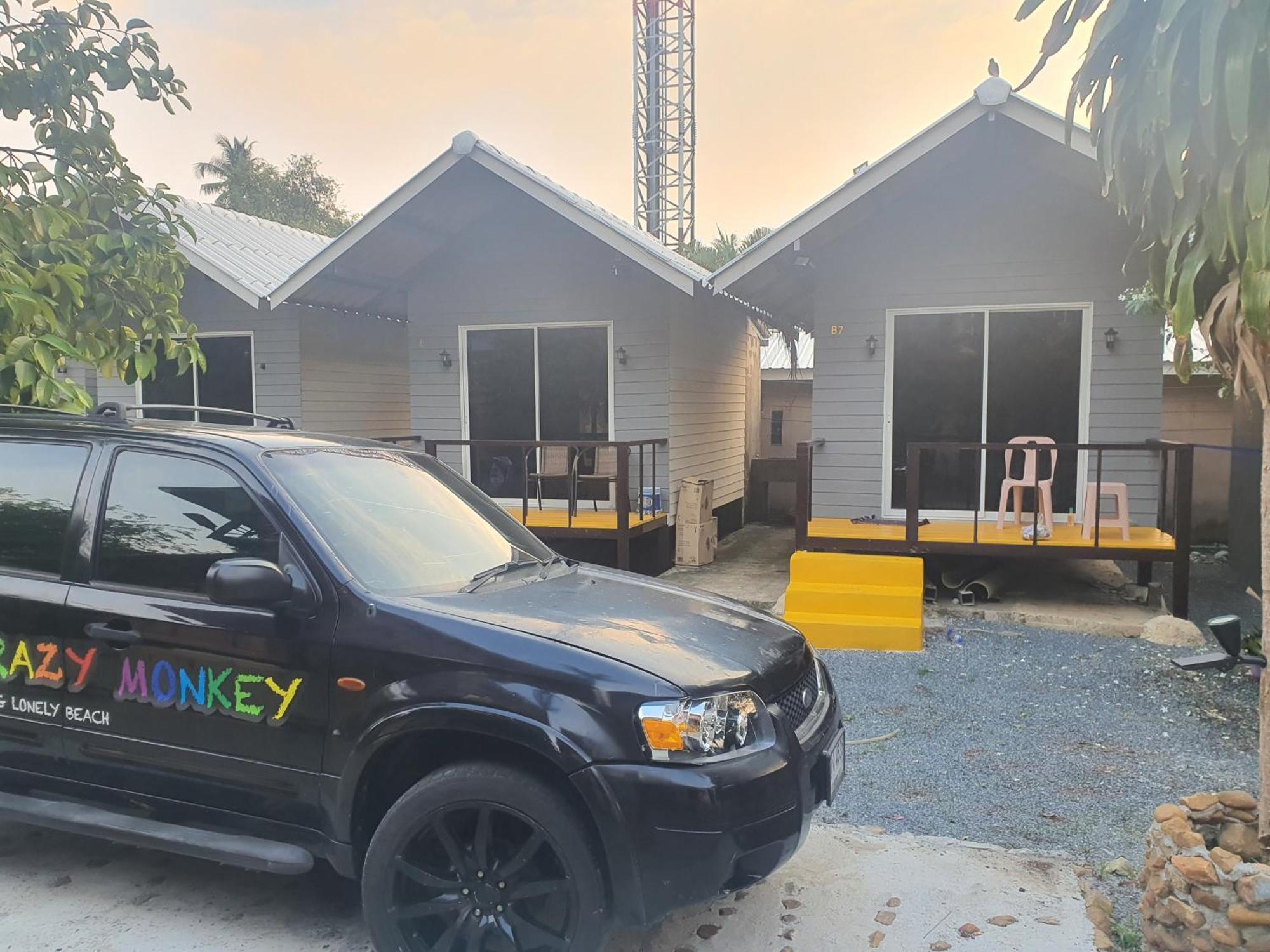Crazy Monkey Hotel Trat Exterior photo